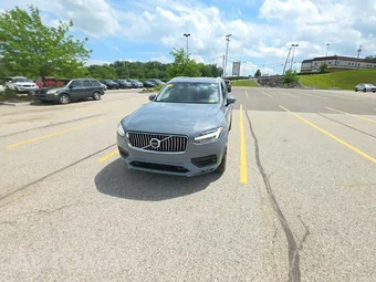 2022 Volvo XC90 T6 Momentum 7-Passenger