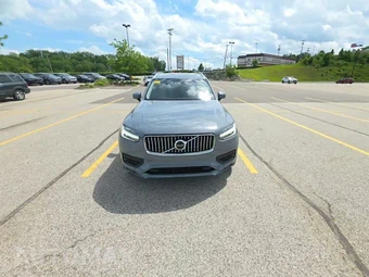 2022 Volvo XC90 T6 Momentum 7-Passenger - miniatura 2