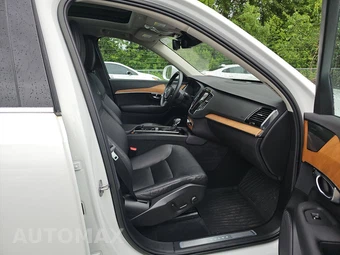 2022 Volvo XC90 T6 Momentum 7-Passenger - miniatura 8