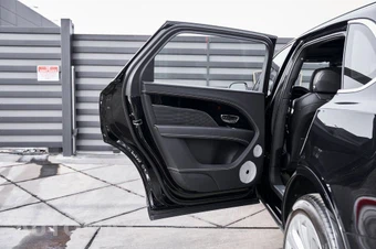 2023 Bentley Bentayga EWB Azure V8 - miniatura 27