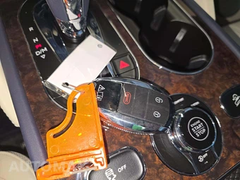 2023 Bentley Bentayga EWB V8 - miniatura 8