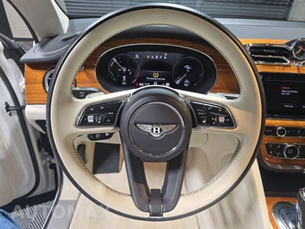 2023 Bentley Bentayga V6 Hybrid - miniatura 10