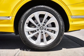 2023 Bentley Bentayga V8 - miniatura 17