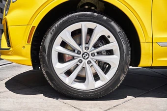 2023 Bentley Bentayga V8 - miniatura 3