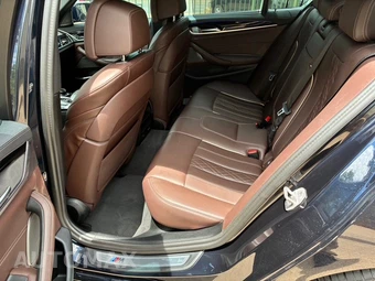 2023 BMW 5 Series Sedan M550i xDrive - miniatura 10