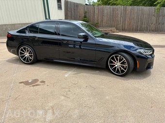 2023 BMW 5 Series Sedan M550i xDrive - miniatura 3