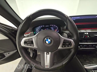 2023 BMW 5 Series Sedan M550i xDrive - miniatura 10