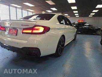 2023 BMW 5 Series Sedan M550i xDrive - miniatura 3