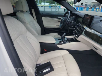 2023 BMW 5 Series Sedan M550i xDrive - miniatura 8