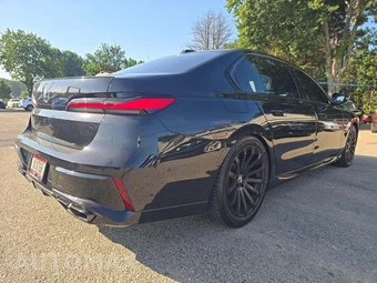 2023 BMW 7 Series Sedan 760i xDrive - miniatura 3