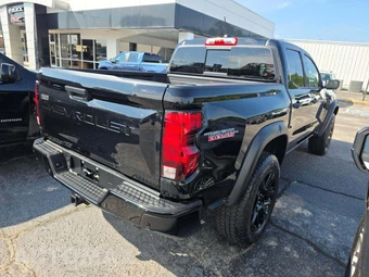 2023 Chevrolet Colorado Trail Boss Crew Cab Short Bed 0TR - miniatura 3