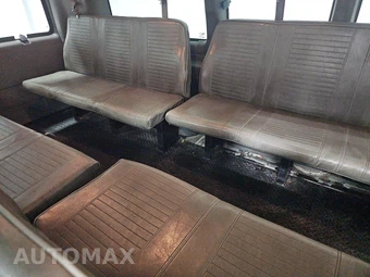 2023 Chevrolet Express 3500 Passenger Van LS 1LS 135.2" WB - miniatura 14