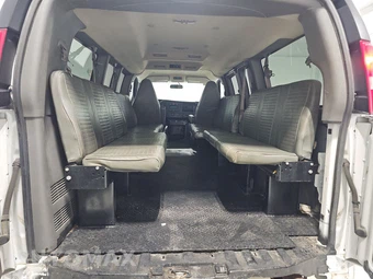 2023 Chevrolet Express 3500 Passenger Van LS 1LS 135.2" WB - miniatura 17
