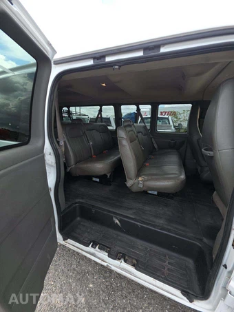 2023 Chevrolet Express 3500 Passenger Van LS 1LS 155.1" WB - miniatura 17