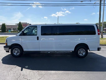 2023 Chevrolet Express 3500 Passenger Van LT 1LT 155.1" WB - miniatura 11