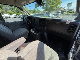 2023 Chevrolet Express 3500 Passenger Van LT 1LT 155.1" WB - miniatura 26