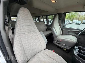 2023 Chevrolet Express 3500 Passenger Van LT 1LT 155.1" WB - miniatura 43