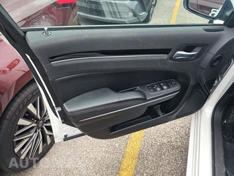 2023 Chrysler 300 300S – miniatura 9