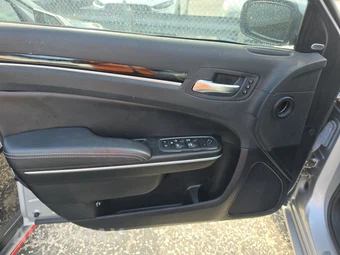 2023 Chrysler 300 300S – miniatura 9