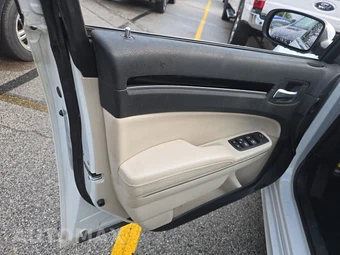 2023 Chrysler 300 Touring - miniatura 9