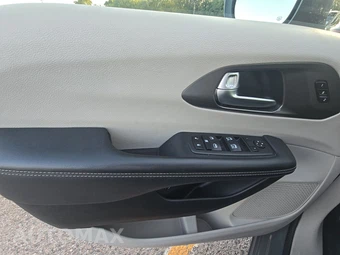 2023 Chrysler Pacifica Hybrid Touring L 121.6" WB - miniatura 9