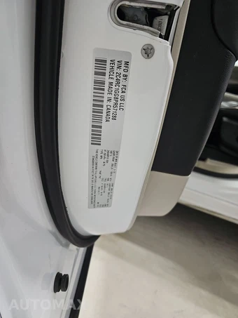 2023 Chrysler Pacifica Limited 121.6" WB - miniatura 14