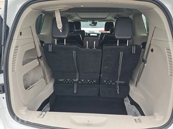 2023 Chrysler Pacifica Limited 121.6" WB - miniatura 17