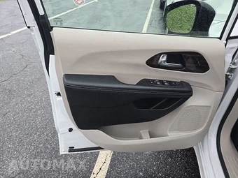 2023 Chrysler Pacifica Limited 121.6" WB - miniatura 9