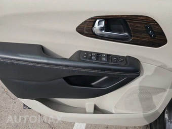 2023 Chrysler Pacifica Limited 121.6" WB - miniatura 9