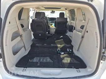 2023 Chrysler Pacifica Limited 121.6" WB - miniatura 17
