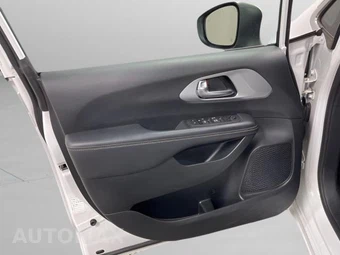 2023 Chrysler Pacifica Touring 121.6" WB - miniatura 21