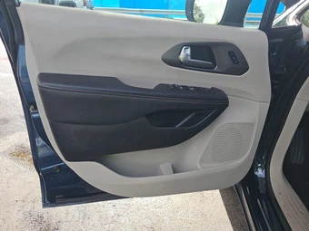 2023 Chrysler Pacifica Touring L 121.6" WB - miniatura 9