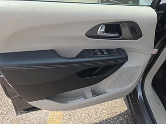 2023 Chrysler Pacifica Touring L 121.6" WB - miniatura 9