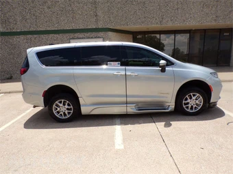2023 Chrysler Pacifica Touring L 121.6" WB - miniatura 2