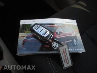 2023 Chrysler Voyager LX 121.6" WB - miniatura 5