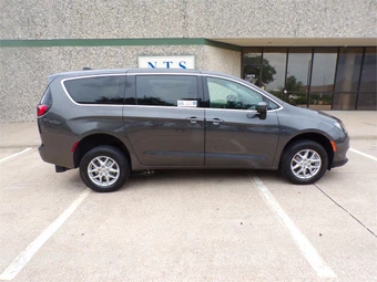 2023 Chrysler Voyager LX 121.6" WB - miniatura 2