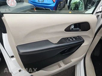 2023 Chrysler Voyager LX 121.6" WB – miniatura 9