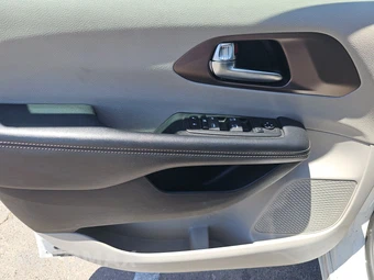 2023 Chrysler Voyager LX 121.6" WB – miniatura 9