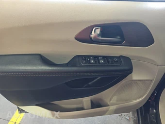 2023 Chrysler Voyager LX 121.6" WB – miniatura 9