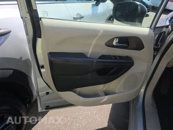 2023 Chrysler Voyager LX 121.6" WB – miniatura 9