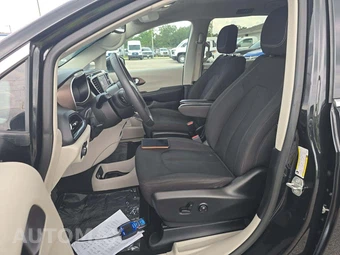 2023 Chrysler Voyager LX 121.6" WB - miniatura 3