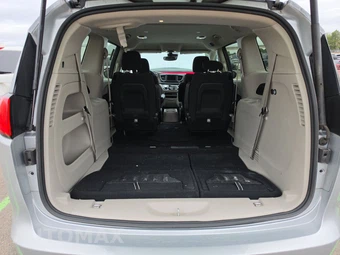 2023 Chrysler Voyager LX 121.6" WB – miniatura 16