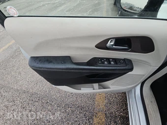 2023 Chrysler Voyager LX 121.6" WB – miniatura 9