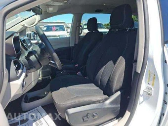 2023 Chrysler Voyager LX 121.6" WB – miniatura 6