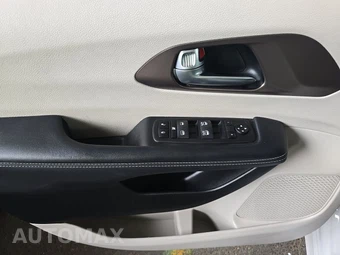 2023 Chrysler Voyager LX 121.6" WB – miniatura 9