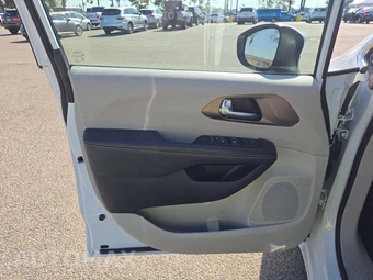 2023 Chrysler Voyager LX 121.6" WB - miniatura 9