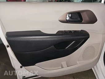 2023 Chrysler Voyager LX 121.6" WB – miniatura 9