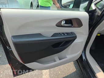 2023 Chrysler Voyager LX 121.6" WB – miniatura 9