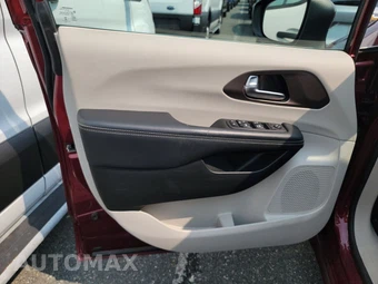 2023 Chrysler Voyager LX 121.6" WB – miniatura 9