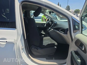 2023 Chrysler Voyager LX 121.6" WB – miniatura 8